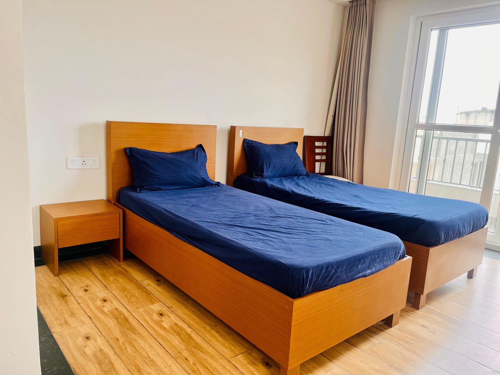 Semi Executive 5-bed Room — beds layout