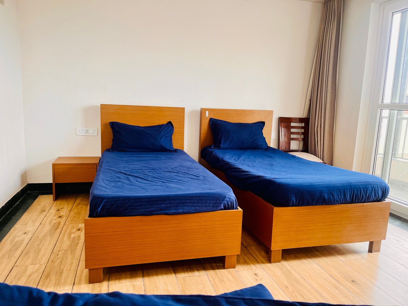 Semi Executive 5-bed Room — spacious interior