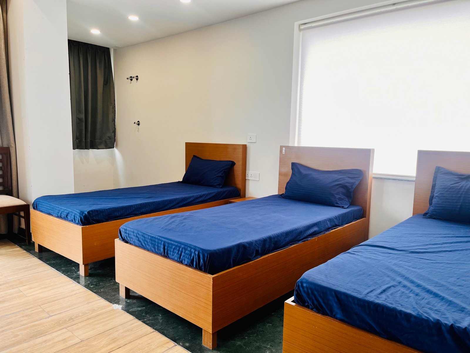 Semi Executive 5-bed Room — room view